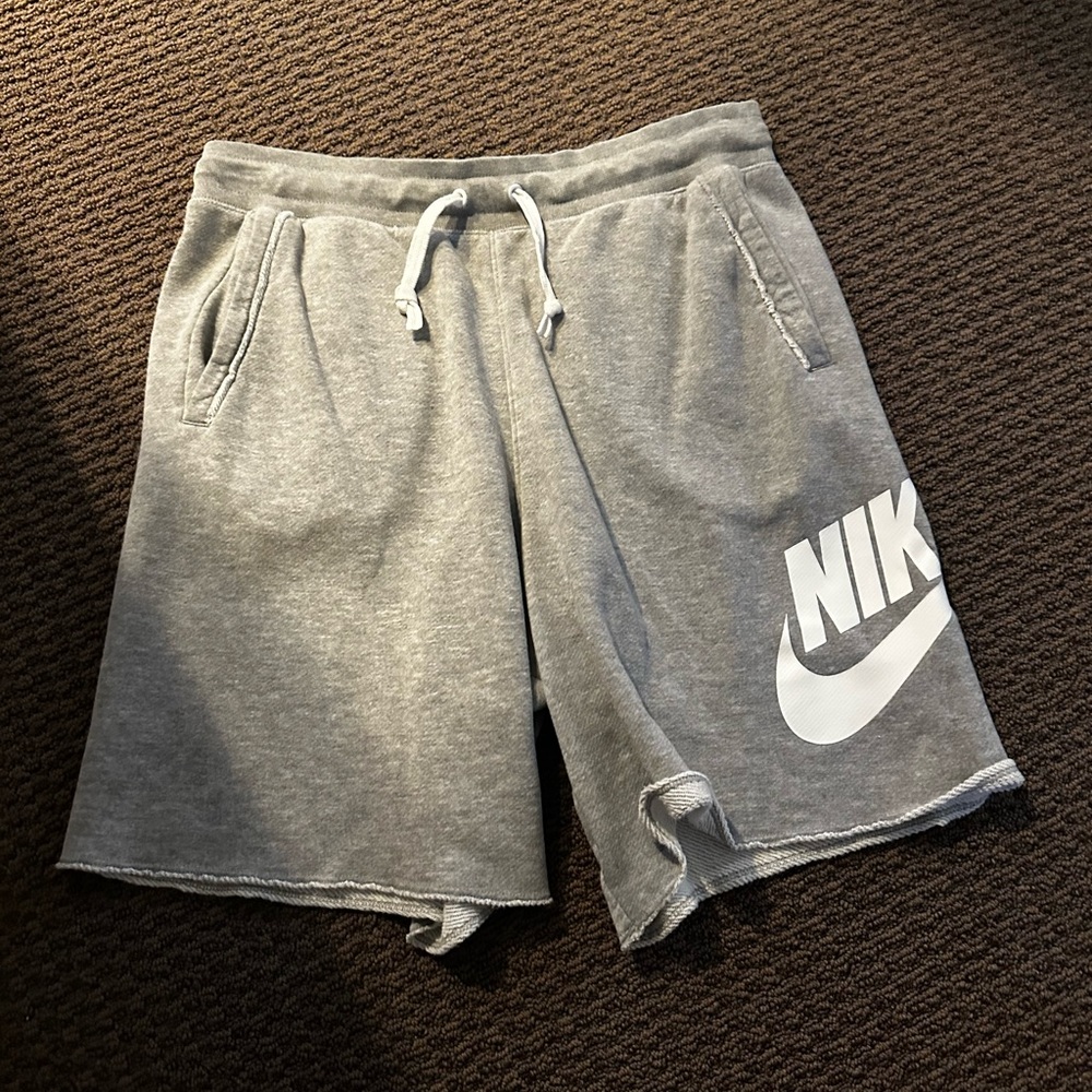 Men’s Loose-fit Nike Shorts